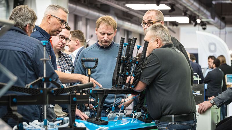 „I statt E“ ist seit Langem das Thema der Carbon GmbH, die in diesem Jahr ihr 25-jähriges Jubiläum feiert und die Würzburger Karosserie- und Schadenstage von Anfang an begleitet. (Bild: Stefan Bausewein)