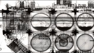 Röntgentomografie-Aufnahme des Eureca-Satelliten (Grösse etwa 3 m x 6 m x 3 m), der von 1992 bis 1993 im Erdorbit kreiste und vom Spaceshuttle Endeavour wieder zur Erde zurückgebracht wurde. Der Satellit ist heute im Verkehrshaus der Schweiz mit einer detaillierten Röntgenanalyse der Empa ausgestellt. (Bild: Empa)