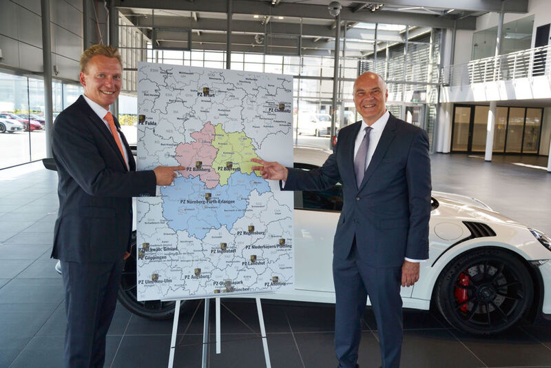 Über das abgerundete Porsche-Marktverantwortungsgebiet freuen sich Geschäftsführer Michael Reichwald und Inhaber Michael Eidenmüller gemeinsam.   (Michel/»kfz-betrieb«)