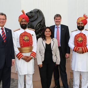 Feierliche Zeremonie mit 200 Gästen in New Delhi: Die Geschäftsführer der Nürnberg Messe Group, Dr. Roland Fleck (li.) und Peter Ottmann (re)., freuen sich mit Sonia Prashar, Geschäftsführerin Nürnberg Messe India über die Gründung der fünften Auslandstochtergesellschaft der Nürnberg Messe.