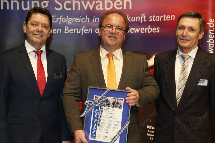 Bester Ausbildungsbetrieb der Kfz-Innung Schwaben: (v.li.) Alois Huber (Obermeister), Richard Till (Serviceleiter der Daimler-Niederlassung Augsburg) und Modestus Dörle (Vorsitzender des Gesellenprüfungsausschusses  „Kfz-Mechatroniker“). (Foto: Innung)