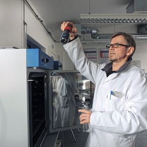 Die Die Wissenschaftlerinnen und Wissenschaftler um Prof Brotsack arbeiten an biologischen Prozessen, in denen mithilfe von Mikroorganismen als Katalysatoren biologische Rest- und Abfallstoffe, zum Beispiel Klärschlamm und Biomüll, in erneuerbares Biomethan umgewandelt werden kann(Bild:  TZ Energie)