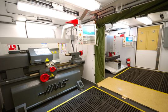 Blick ins Innere eines Containers, der als mobile Maschinenwerkstatt für das Militär angepasst wurde.(Bild:  Sea Box)