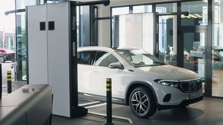 Die Fahrt durch den Scanner erfolgt im Autohaus Senger in Schrittgeschwindigkeit. (Bild: Diehl/»Gebrauchtwagen Praxis«)