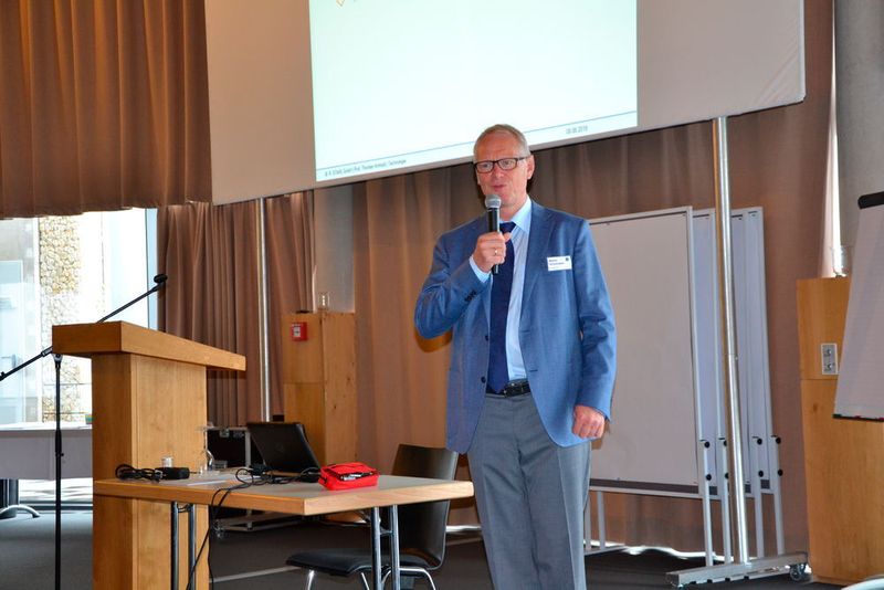 CEO  Martin Schomaker bei der Begrüßung. (Geipel-Kern)