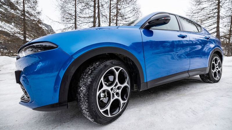 Der Pirelli Cinturato All Season SF3 soll durch sein adaptives Profil auch in abgenutztem Zustand noch guten Schneegrip bieten.(Bild:  Pirelli)