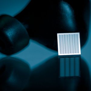 Lautsprecher aus 100 Prozent Silizium sind klein, leicht, energieeffizient und gut skalierbar. Der hier abgebildete MEMS-Chip kann in den dahinter liegenden Earbud eingesetzt werden.(Bild:  Arioso Systems)