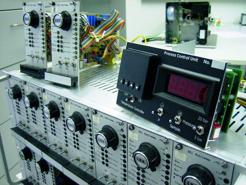 4	 Control-Unit mit PID-Temperaturregler T48 im Vergleich zu der alten Temperatursteuerung. (Archiv: Vogel Business Media)