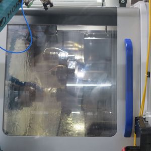 ... Horst 900 nimmt die vereinzelten Teile dann mit seinem 2-Backen-Parallelgreifer auf, wenn sie fertiggedreht sind.(Bild:  www.conform-services.de)