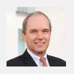 Titel, Name: Dr. Karl-Ludwig Kley Geburtsjahr, -ort: 1951 in München Funktion: Vorstand der Geschäftsleitung Firma: Merck KGaA  Ausbildung: Ausbildung zum Industriekaufmann bei der Siemens AG 1974-1979 Studium der Rechtswissenschaften an der Ludwigs-Maximilians-Universität München 1979-1982 Referendariat in Hamburg und Johannesburg 1986 Promotion zum Dr. jur. an der Universität München  Berufliche Laufbahn: 1982 -1987 Tätigkeit bei der Bayer AG im Bereich Konzernfinanzen, später unter anderem Assistent des Vorstandsvorsitzenden und Finanzchef in Japan 1987-1991 verschiedene leitende Positionen im Bereich Pharma bei Bayer 1994-1997 Leiter des Geschäftsbereichs Pharma bei der italienischen Tochtergesellschaft von Bayer 1997 Leiter des Ressorts Finanzen und Investor Relations in der Bayer-Zentrale Leverkusen 1998 Chief Financial Officer und Mitglied des Vorstands der Lufthansa AG 2004 Mitglied im Gesellschaftsrat der E. Merck OHG 2006 Mitglied im Vorstand der Merck KGaA Seit 2007 Vorstandsvorsitzender der Merck KGaA, zuständig für: Group Strategy, Group Communications, Group Legal & Compliance und Group Internal Auditing  Besonderes: Vorstandsmitglied der E. Merck KG Präsident des Verbands der Chemischen Industrie e.V. (VCI) Vizepräsident des Bundesverbands der Deutschen Industrie e.V.  Stellv. Aufsichtsratsvorsitzender der BMW AG Mitglied des Aufsichtsrates Bertelsmann SE & Co. KGaA Vorsitzender des Aufsichtsrates der 1. FC Köln GmbH & Co. KGaA  Vorsitzender des Vorstandes des Baden-Badener Unternehmer Gespräche e.V. Stellv. Vorsitzender des Wirtschaftsbeirates sowie Mitglied der Mitgliederversammlung des Goethe-Institut e.V. Honorarprofessor an der WHU – Otto Beisheim School of Management Kleys Vater Gisbert war 1964-1973 im Vorstand der Siemens AG Kley ist Bruder des deutschen Managers Max Dietrich Kley  Familienstand: verheiratet, ein Sohn  (Bild: Merck)