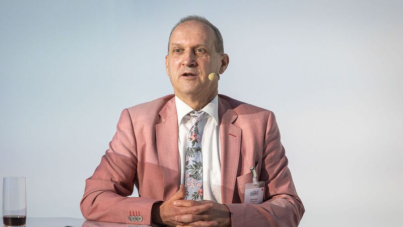 Jochen Pamer, Geschäftsführer Autorechtaktuell, führte durch die Rechtsthemen der Würzburger Karosserie- und Schadenstage. (Bild: Stefan Bausewein)