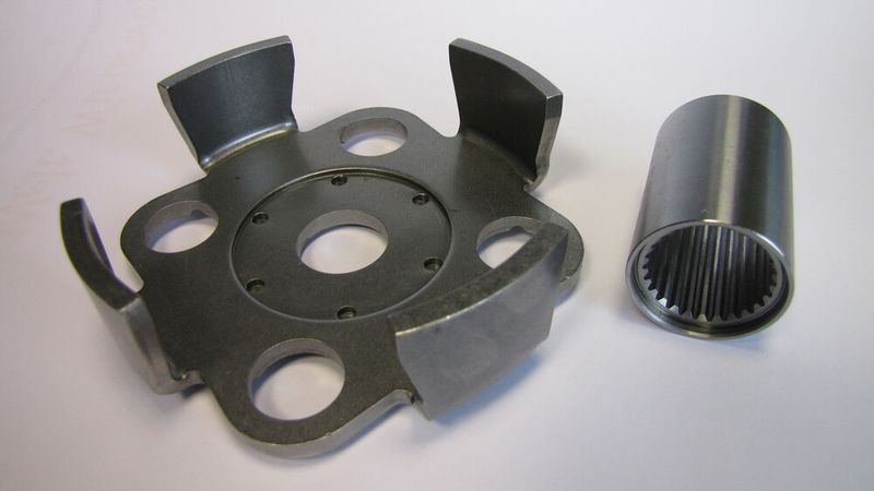 Reibschweißen ist nach Aussage der Experten von Klaus Raiser eine günstige Alternative für die Fertigung vieler, teils komplexer Bauteile, wie sie hier zu sehen sind. Denn viel Aufwand, der beim Umformen, Urformen oder bei der Zerspanung aus dem Vollen entsteht, falle hier nicht an. (Bild: Klaus Raiser)