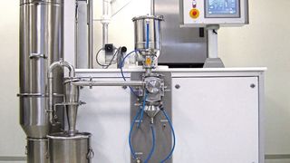 In der Fließbett-Gegenstrahlmühle AFG 100 lassen sich Dünnschichtpulver und hochreaktive Produkten ohne Temperaturanstieg beim Mahlen herstellen.  (Bild: Hosokawa Alpine)