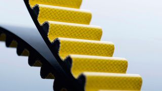 Zähne und Riemenrücken des Polyurethan-Hochleistungszahnriemens Conti Synchrochain Carbon besteht aus leichtem aber haltbarem Polyurethan. Ein spezialbeschichtetets Gewebe sorgt für wenig Verschleiß und der integrierte Zugstrang aus Carbon für Längenstabilität und hohe Leistungsübertragung. (Bild: Contitech)