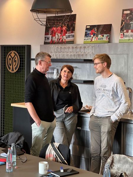 Wo ist der Kaffee für Eckhard Groen und Janek Grafenburg (LS IT-Media), denn sie sind um 3.40h morgens losgefahren. Das nennt man einen loyalen Partner. (Bild: Vogel IT-Medien)