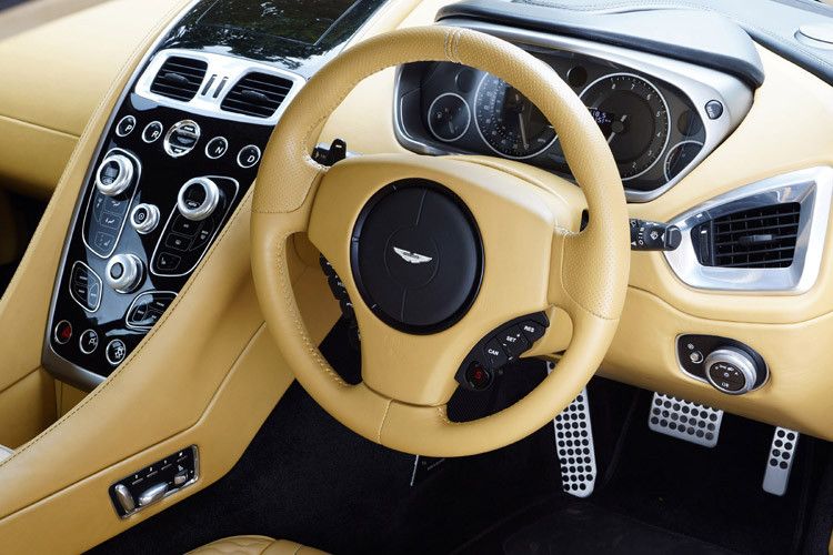 Das Cockpit ist für wahre Fahrkönner gestaltet. Fahrerassistenzsysteme? Fehlanzeige. Dafür ist die Steuerung so direkt übersetzt, dass sich selbst Spitzkehren ohne Umgreifen umrunden lassen. (Aston Martin)