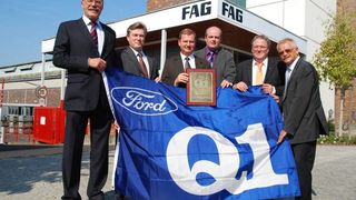 Bestätigung für das hohe Qualitätsniveau am FAG-Standort Elfershausen: Dr. Jens Krohn, Werkleiter Elfershausen, Guido Herr, Leiter Produktlinie Fahrwerklager, Renato Krappmann, Leiter Qualitätssicherung in Elfershausen, Walter Michael, Betriebsrat in Elfershausen, Peter Langenbach, Ford Motor Company Köln, und Erwin Endres, Leiter Produktverantwortung Federbeinlager in Elfershausen (v.l.). Bild: Schaeffler (Archiv: Vogel Business Media)