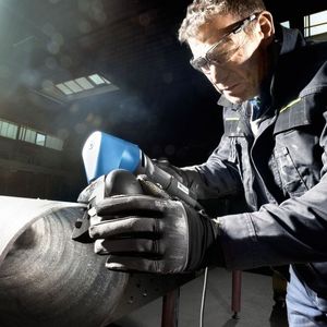 Hier sieht man einen Werker, der mit dem Trumpf-Kantenformer Trutool TKF 700 am Außendurchmesser eines Rohrabschnitts die Kanten für das folgende Schweißen anarbeitet. Nacharbeitsaufwand hat man danach nicht mehr, aber saubere, präzise Schweißkanten.(Bild:  Trumpf)