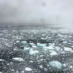 Zwischen den Ozean und der Atmosphäre finden umfangreiche Austauschprozesse statt. Hier am Übergang zwischen offenem Meer und Eisschelf. Die Aufnahmen entstand 2019 während der Expedition PI-ICE, an der auch Forschende vom Tropos beteiligt waren.(Bild:  Sebastian Zeppenfeld, TROPOS)