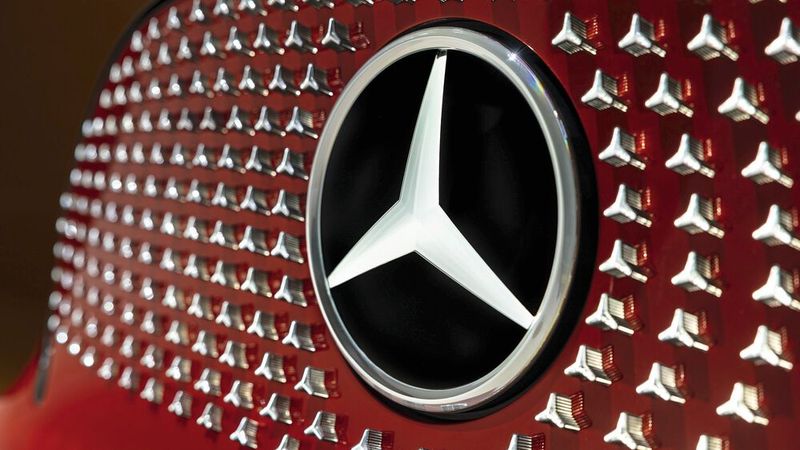 Die 275 Leuchtsterne im Frontbereich können sogar animierte Leuchtsequenzen darstellen. (Bild: Mercedes-Benz)