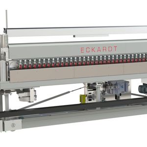Für das Presswerk soll Eckardt Systems eine Bürstreinigungsanlage beigesteuert haben. Laut Webseite des Herstellers sind die Systeme der LBE-Reihe in eine presswerkgerechte Stahlkonstruktion eingepasst und für Materialbreiten bis 4.500 mm vorgesehen. Ohne Zugabe von Waschmittel reinigen die Anlagen Einzelformbleche, verzinkte Platinen und Tailored Blanks. Dabei entfernt das System nicht nur störende Partikel, sondern homogenisiert auch die Grundbefettung beim zu reinigenden Material und soll so zum Schutz der Umformwerkzeuge beitragen.(Bild:  Eckardt Systems GmbH)