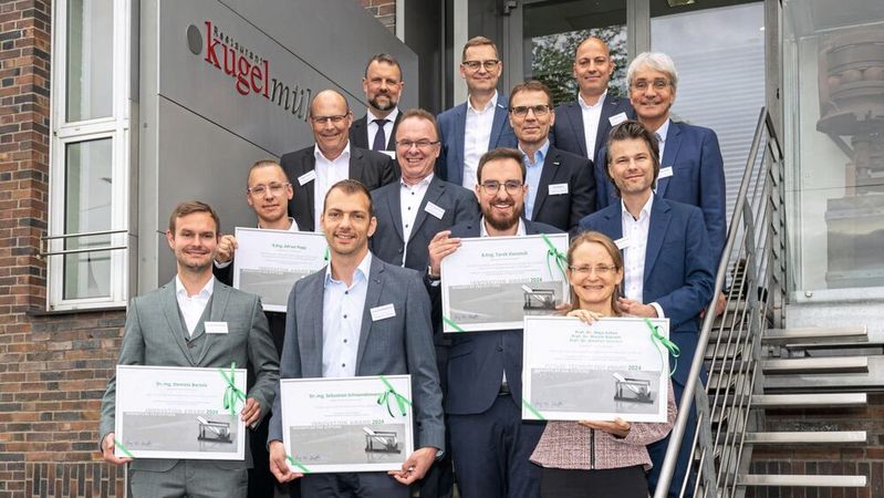Die Preisträger des Future-Technology-Award und der Innovation-Awards zusammen mit Schaeffler-Vorständen. (Bild:  Schaeffler, Anand Anders)