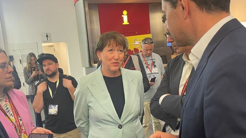Auch Hildegard Müller, Präsidentin des VDA, war unterwegs in den Messehallen. (Bild: Grimm – VCG)