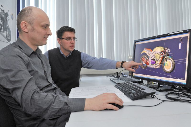 Von der Skizze über die Konstruktion bis hin zur Produktion wird das Horex-Motorrad digital am Computer entworfen und getestet. (Bild: Horex)