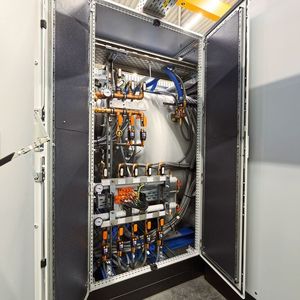 Kühlwasserverteilung: Die Einhausung bietet vielfältige Möglichkeiten für den Anlagenaufbau.(Bild:  Rittal)