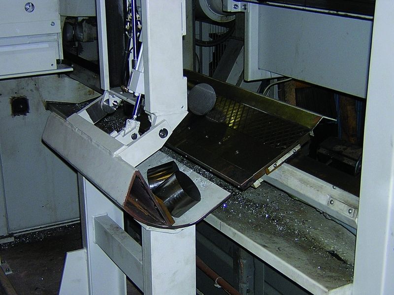 Bild 3: Mit dem zusätzlich installierten Handlingsystem mit Ablegelöffel werden die Abschnitte automatisch entnommen.  Bilder: Kasto (Archiv: Vogel Business Media)