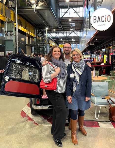 Unser Hahn im Korb: Matthias Nefzger (ESET) mit Lilli Kos (l.) und Stephanie Steen (IT-BUSINESS) (Bild: Claus Uhlendorf / Eset)