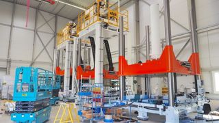 Aulbach Automation ist nach eigenen Angaben Marktführer bei Entgratpressen für den Großguss und hat allein bis September 2025 23 Entgratpressen für Megacasting ausgeliefert. (Bild: Roemheld)