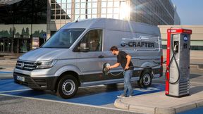 Der Batteriehersteller CATL hat eine Zelle angekündigt, die so schnell laden kann, dass der Fahrer nach dem Einstecken des Kabels neben dem Transporter stehen bleiben kann. (Bild: Volkswagen Nutzfahrzeuge)