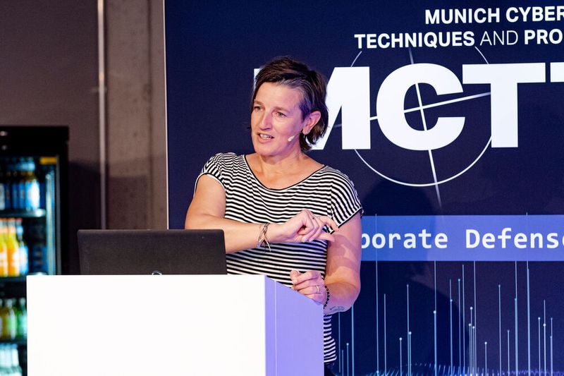 Janka Kreißl, Senior Consultant bei Dunkelblau, sprach über die Notwendigkeit der klaren und offenen Kommunikation in Unternehmen, wenn diese einem Angriff zum Opfer fielen. (Bild: Vogel IT-Akademie)