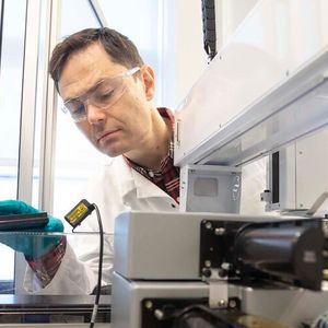 Researcher and biochemist Torkild Visnes in his lab at Sintef. He is currently working to establish a similar biomedical research group focusing on drug development at Sintef. Here pictured in front of a biological screening device. 