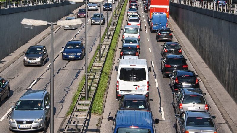 Die Zahl der Fahrzeuge und speziell der Pkw auf Deutschlands Straßen wächst weiter. Allerdings sind weniger Verbrenner darunter.(Bild:  frei lizenziert /  Pixabay)