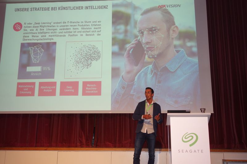 Christian Kastner, HIKVISION, zeigt die neuesten Videoüberwachungssysteme. (Bild: IT-BUSINESS)