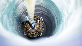 Neue optische Module am Südpol erhöhen die Empfindlichkeit des Icecube-Neutrino-Observatoriums – insbesondere für Messungen von Neutrinos mit niedrigerer Energie. Hamamatsu Photonics unterstützt das Projekt mit Technologie und Fachwissen. (Bild: Yuya Makino, IceCube/NSF)
