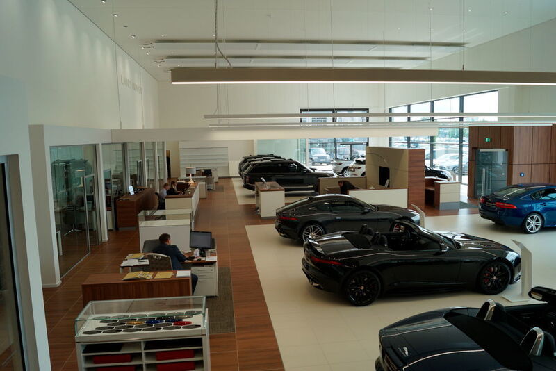 Der Showroom entspricht der aktuellen CI von Jaguar Land Rover. (Autohaus Stopka)
