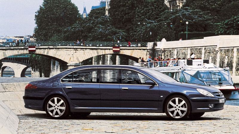 Der Peugeot 607 Paladine, der eigens für Präsident Nicolas Sarkozy hergerichtet worden war, hatte ein echtes Manko: sein Tankinhalt. So groß der Wagen selbst, so klein fiel der Inhalt des Spritreservoirs mit gerade mal sechs Litern aus. (Bild: Peugeot)