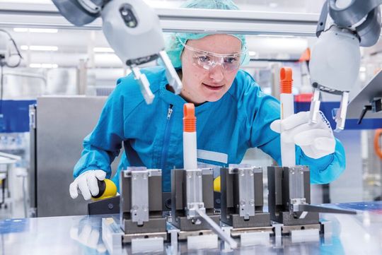 So wie hier bei Sanofi könnte ein Cobot auch in vielen anderen Unternehmen die Mitarbeiter bei repetitiven Tätigkeiten unterstützen. So wie hier bei Sanofi könnte ein Cobot auch in vielen anderen Unternehmen die Mitarbeiter bei repetitiven Tätigkeiten unterstützen.