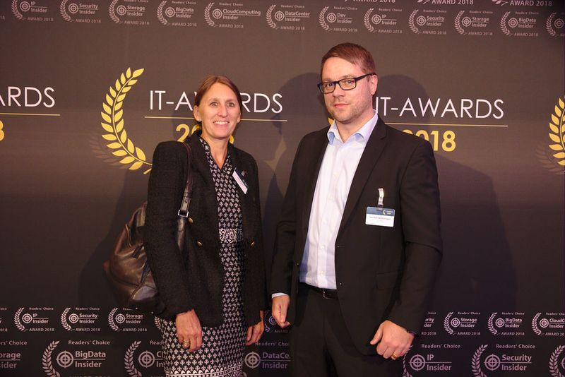 Für SonicWALL waren Julia Radsch und Jan Patrick Schlögell bei den IT-Awards zu Gast. (artful rooms / VIT)