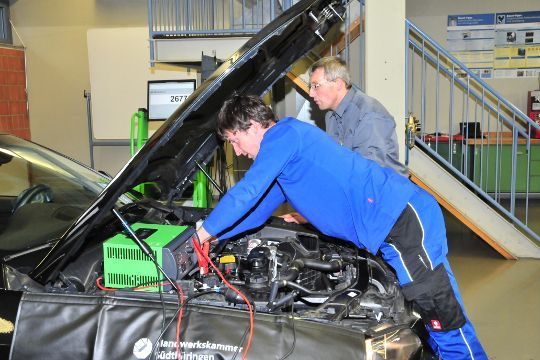 Der Dieselmotor, den Etienne Ehrlich hier untersucht, hat nur wenig Leistung und einen hohen Verbrauch. Außerdem leuchtet die Lampe der Vorglühanlage. (Archiv: Vogel Business Media)