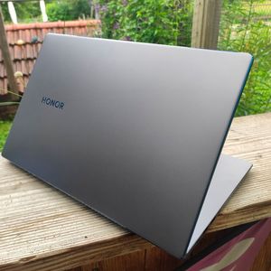 Das Gehäuse des MagicBook 15 ist an den Kanten mit einem blau schimmernden Diamantschliff versehen.(Bild:  Vogel IT-Medien)