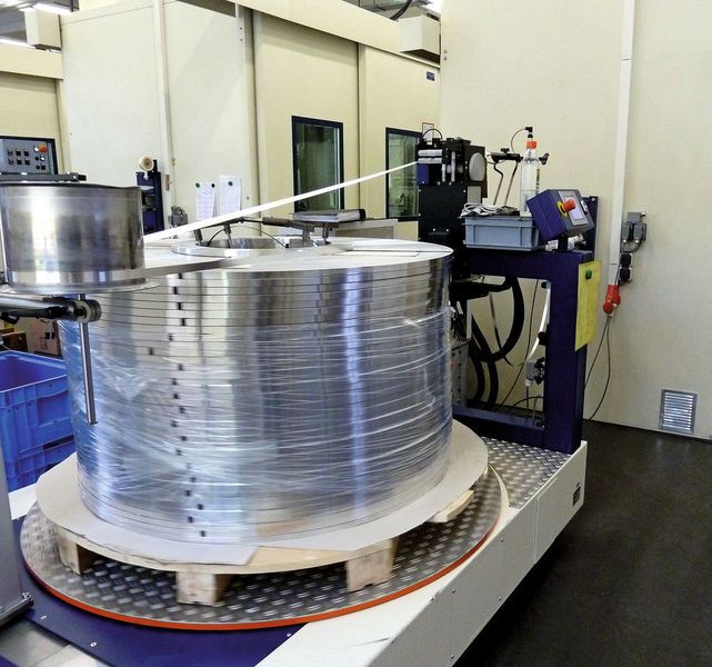 Die Yamada Dobby Omega F1 bekommt ihr „Futter“ von einem Bandabwickler der Leicht Stanzautomation. Bild: Kuhn (Archiv: Vogel Business Media)