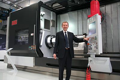 Bei den Bielefelder Großmaschinentagen präsentiert Harry Junger, Geschäftsführer der Gildemeister Drehmaschinen GmbH, für die erste Maschine des Typs CTX-delta 4000 TC, die ab Oktober ausgeliefert wird, die mechanisch baugleiche Mori NT. (Archiv: Vogel Business Media)