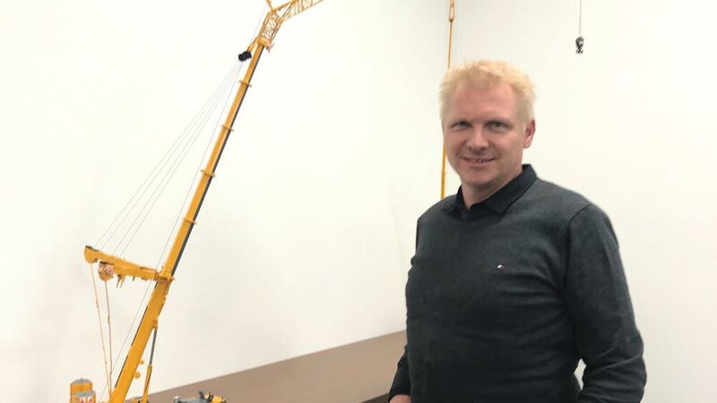 Der Ott-GmbH-Geschäftsführer Oliver Trowitzsch hat den Neubau seines Lackierzentrums für das Lackieren von Liebherr-Mobilkränen eingerichtet. (Schweitzer/»Fahrzeug+Karosserie«)