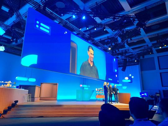 Gemeinsam mit zahlreichen Gästen diskutieren Vorstandsmitglied Muhammad Alam (SAP Product & Engineering), Philipp Herzig (CTO, SAP) und Michael Ameling (President, SAP BTP), wie moderne SAP-Technologien, Tools, KI und Agenten Ihnen helfen, sich auf neue Rollen einzustellen.(Bild:  Dietmar Müller)