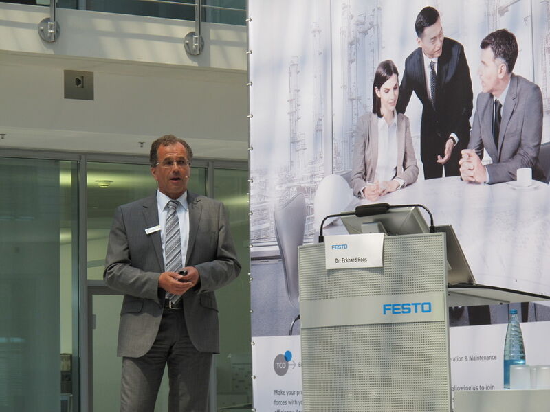 ...bevor Dr. Eckhard Roos, Head of Global Automation Management, die Prozessautomatisierung von Festo vorstellt. (Bild: Ernhofer/PROCESS)