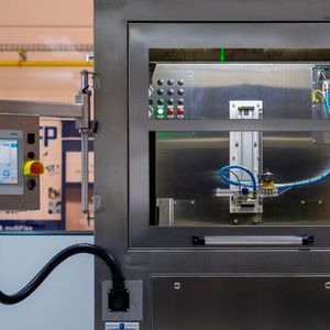 Das zu reinigende Werkstück wird bei der komplett aus Edelstahl gefertigten Standalone-Anlage für die automatisierte Reinigung auf der Teileaufnahme eines x-/y-Achssystem, Drehtischs oder einer Kombination aus beidem in der Prozesskammer platziert.